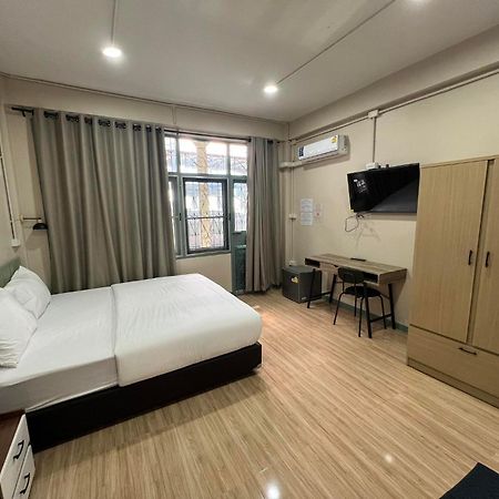 Bangwa House - Mrt Bangwa Station Hotel Банкок Екстериор снимка