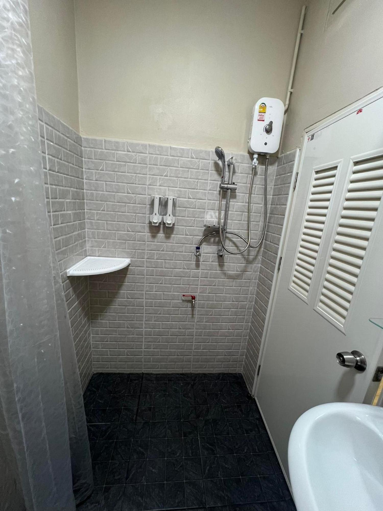 Bangwa House - Mrt Bangwa Station Hotel Банкок Екстериор снимка