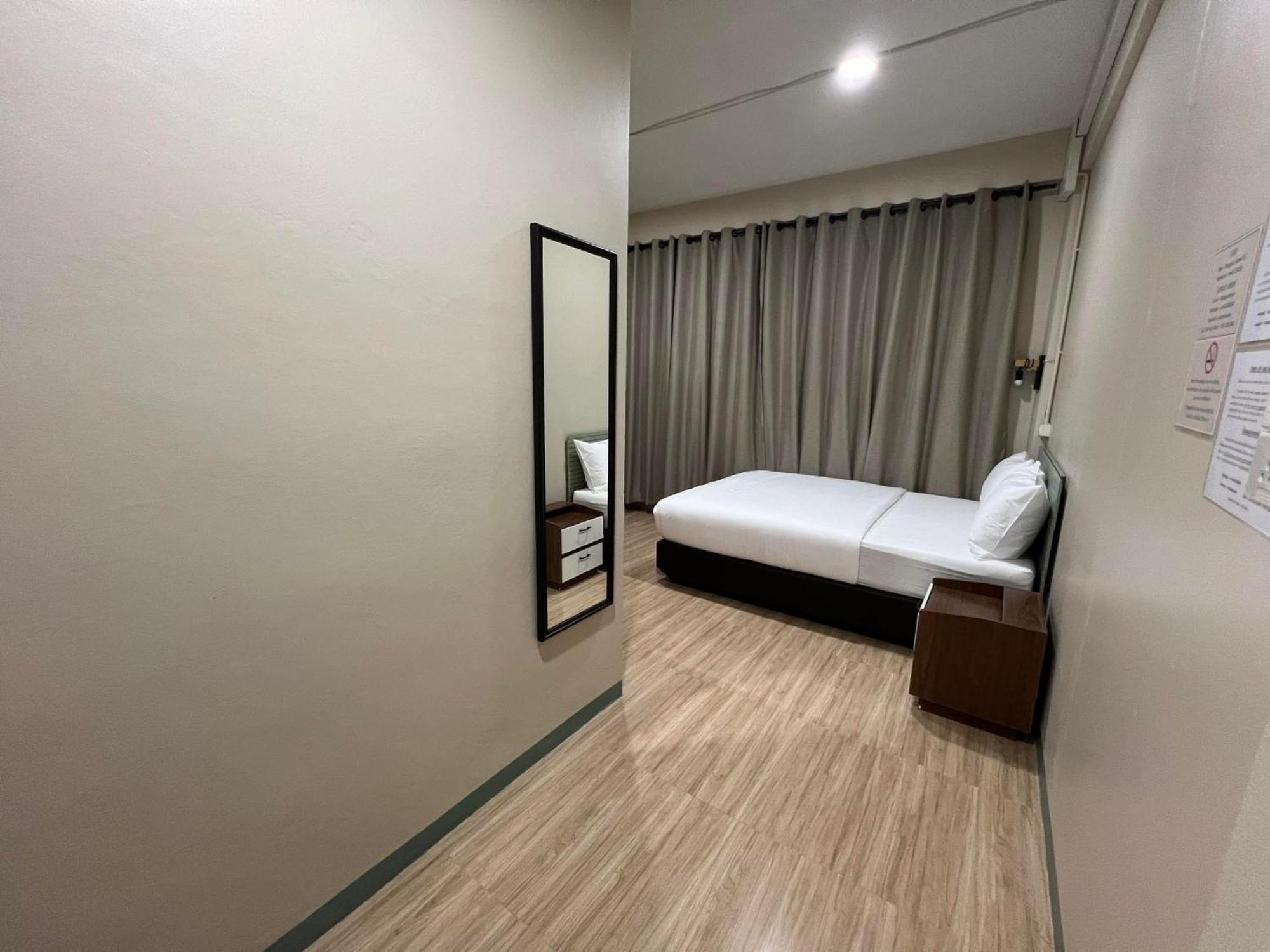 Bangwa House - Mrt Bangwa Station Hotel Банкок Екстериор снимка